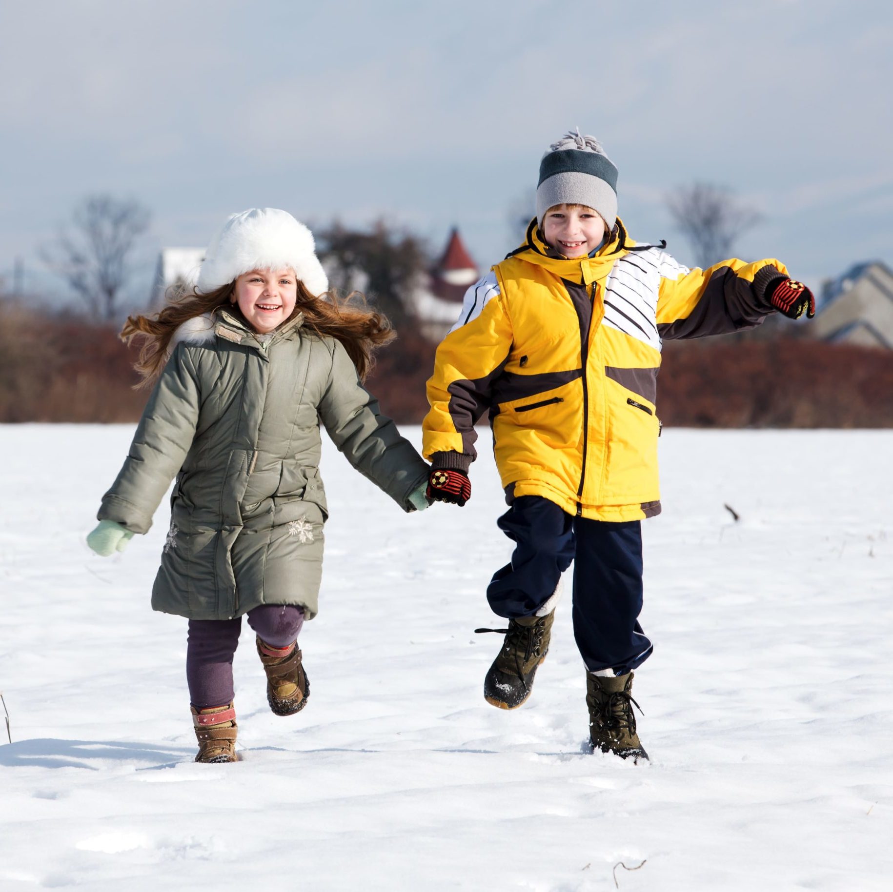 Дети бегают зима
